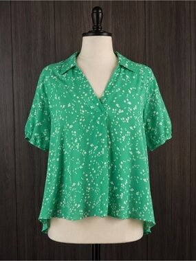 CAbi green ditsy floral short-sleeve blouse Size Large
